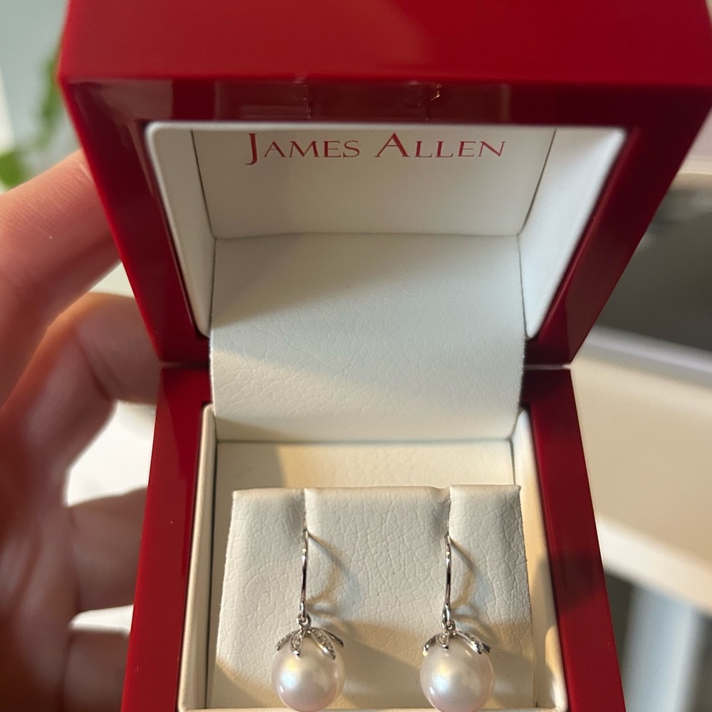 James Allen cultivated, freshwater, pearl, and diamond leaf motif